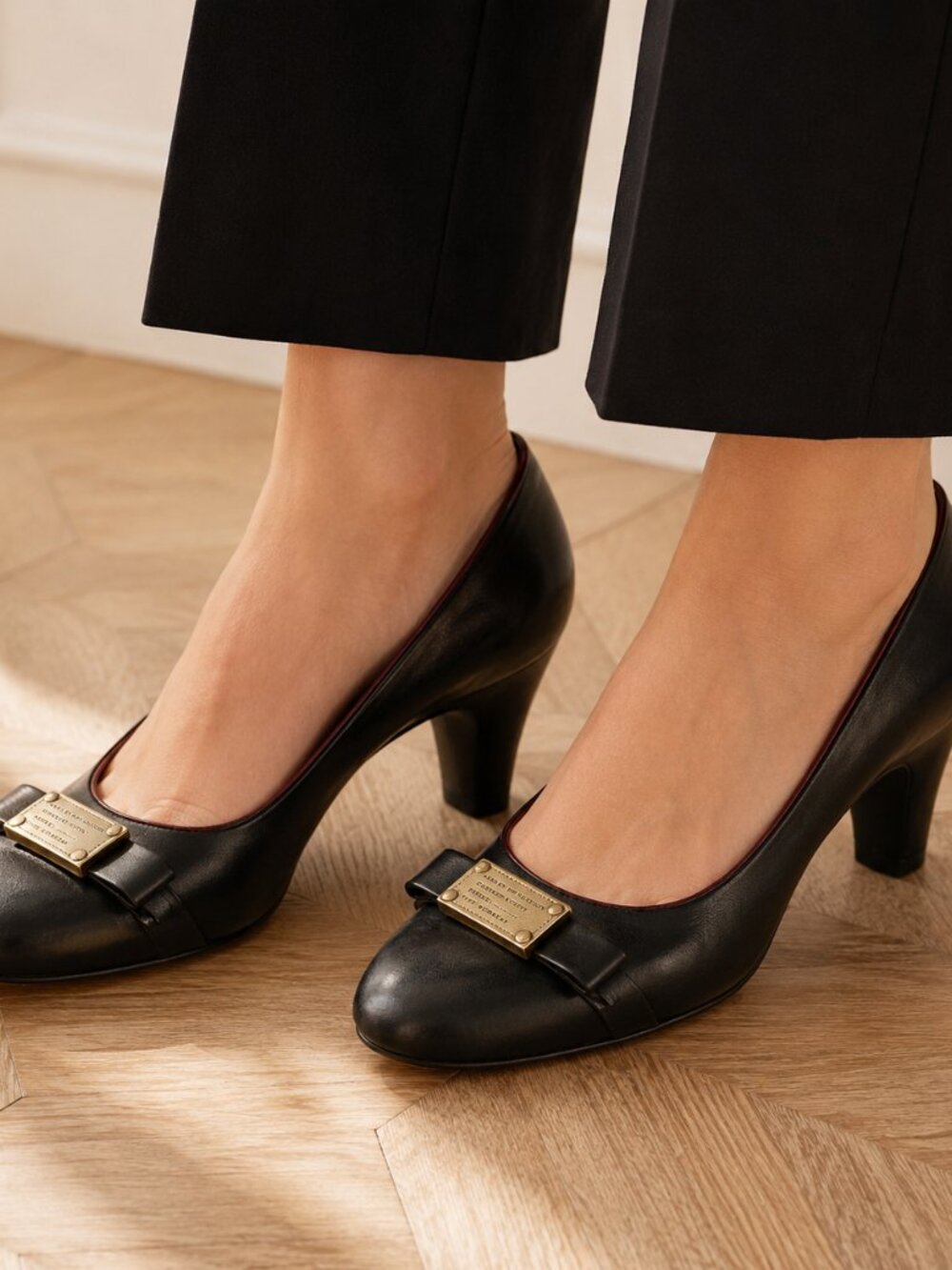Marc by Marc Jacobs Pumps Womens 6.5 Black Leather Bow Gold Plaque Block Heel